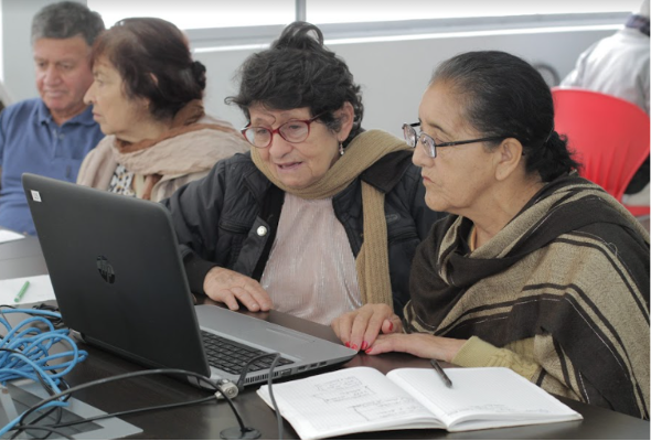 Dos mujeres de la tercera edad frente a un computador