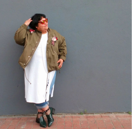 Laura Agudelo, blogger de moda plus size con una propuesta de ropa llamativa, lentes de sol protagonistas y su cabello corto
