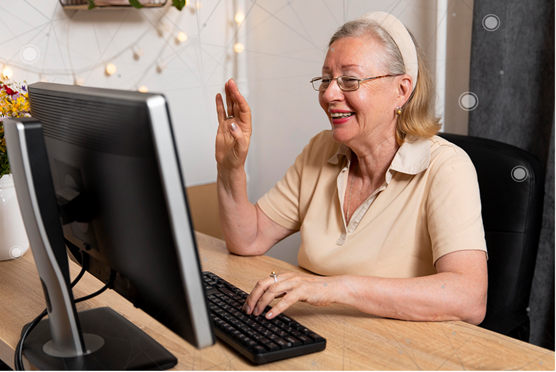 Mujer frente a un computador