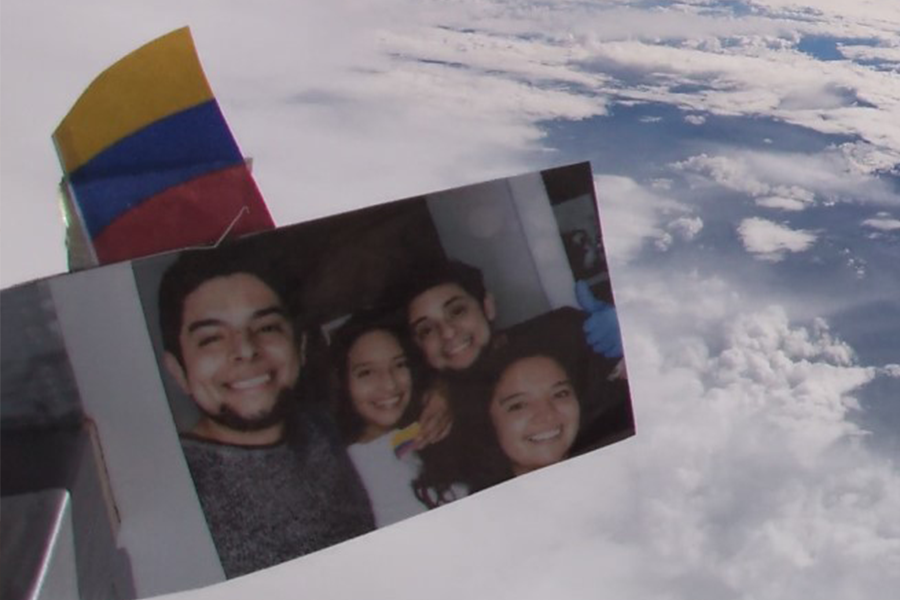 una visual de la estratósfera y sobresale una fotografía de la familia de Faber Burgos y una pequeña bandera de Colombia