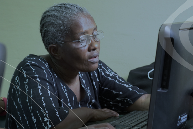 Una mujer adulta afrocolombiana trabajando con su computador